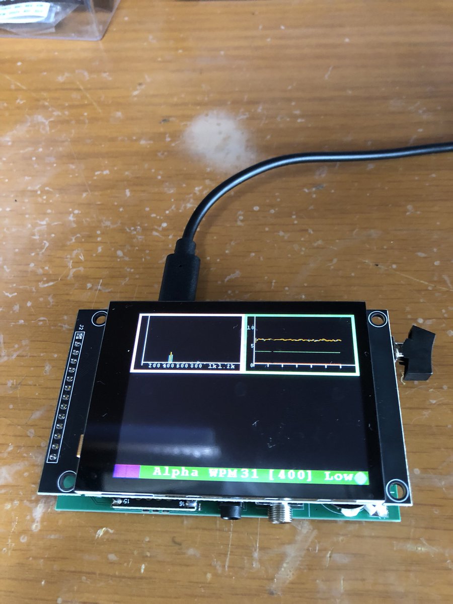 JO4MAZ's tweet photo. ケースに収める前に、動作チェック！
USB給電で動作させたら、入力も繋��ないのに、400Hz辺りにスコープ表示。再度、配線チェックしたけど、問題無し！
DC12V電源アダプタから外部入力したら、謎のスコープ表示が無くなりました！粗悪品のUSB電源アダプタに注意しましょう！ https://t.co/PUbT63z2CB