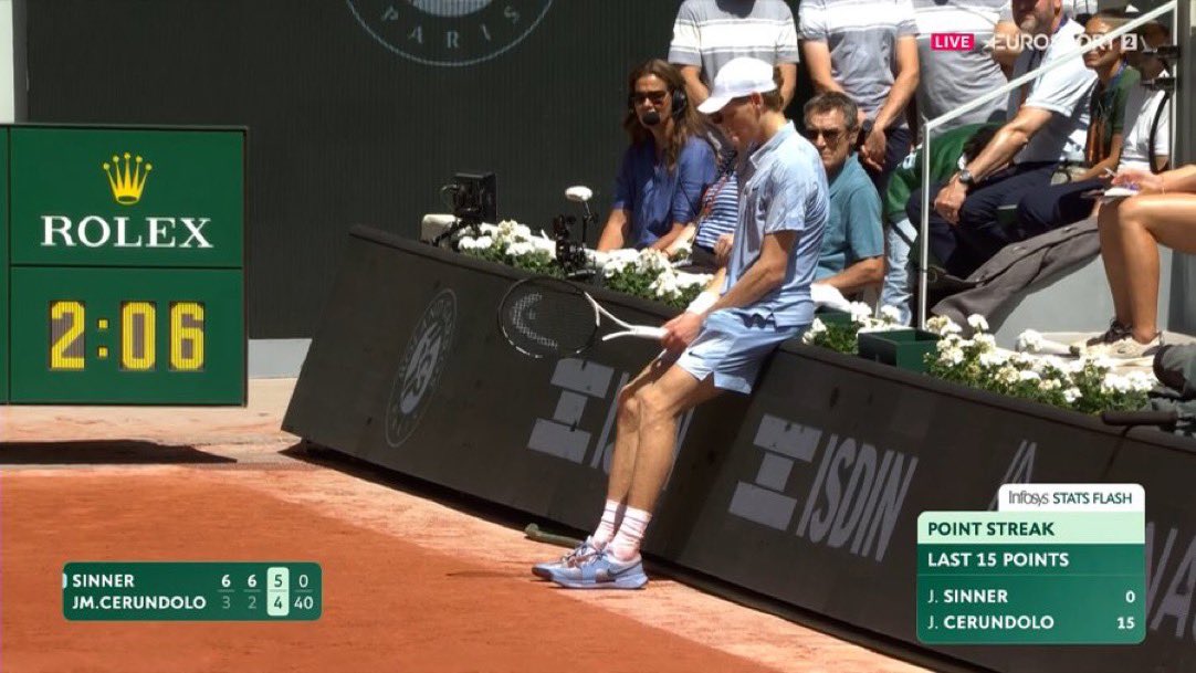 SinnerTheFox's tweet photo. 🦊🚨| 

يانيك سينر منزعج من الورك ويطلب المعالج 😰

ان شاءالله بسيطه
#RolandGarros https://t.co/7FwQdL2qhN