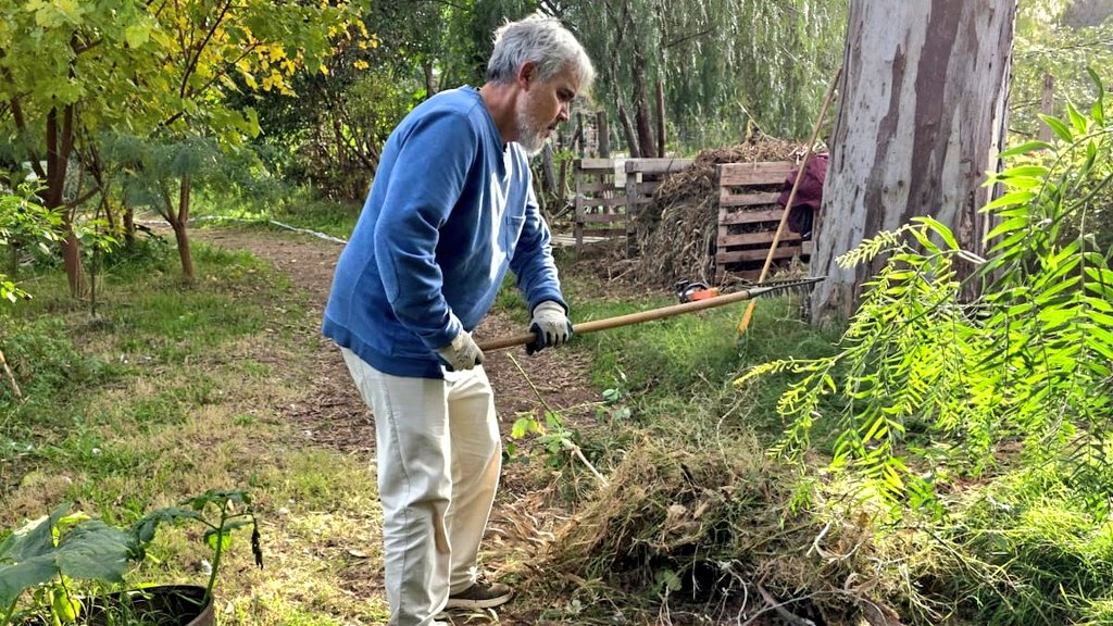 Val_Fabian's tweet photo. Como cada miércoles acompañamos las actividades del #JardinBotanico 🌿.

Junto al @MunicipioBahia y el equipo de #HuertasDeLaCiudad🍅🥦🌸 aportamos nuestra colaboración al enorme trabajo que realiza la Comisión Directiva y los voluntarios en este espacio verde emblemático de la ciudad, que no para de crecer.💪

Seguimos trabajando en tareas de mantenimiento, producción y fortalecimiento de este hermoso lugar que es patrimonio de todos los bahienses.🌳

Felicitaciones a todo el equipo por el compromiso y el amor que le ponen día a día.💚

¡@MarimeInsausti cuenten con nosotros, SIEMPRE!🌿