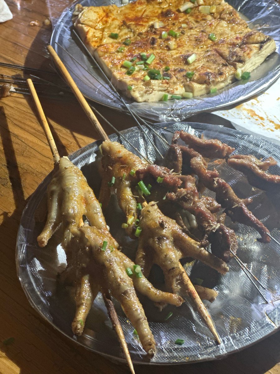 wesleyallenh's tweet photo. Craving late-night street snacks Freshly fried crispy squid skewers with spicy cumin seasoning hit different under the street lights. https://t.co/UYR6Bughf0