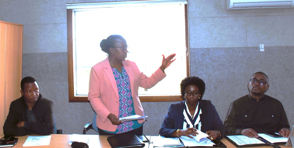 KarongiDistr's tweet photo. Meya Muzungu Gerald yakiriye Abadepite, Hon. Uwamariya Odette, Nsangabandi Erneste na Kanyange Phoebe basuye Akarere ka Karongi mu rwego rwo kureba ibikorwa byo kongera umusaruro w'ubuhinzi; ibihingwa ngandurarugo byatoranyijwe na ngengabukungu birimo kawa n’icyayi. https://t.co/Q5aw71wQVC