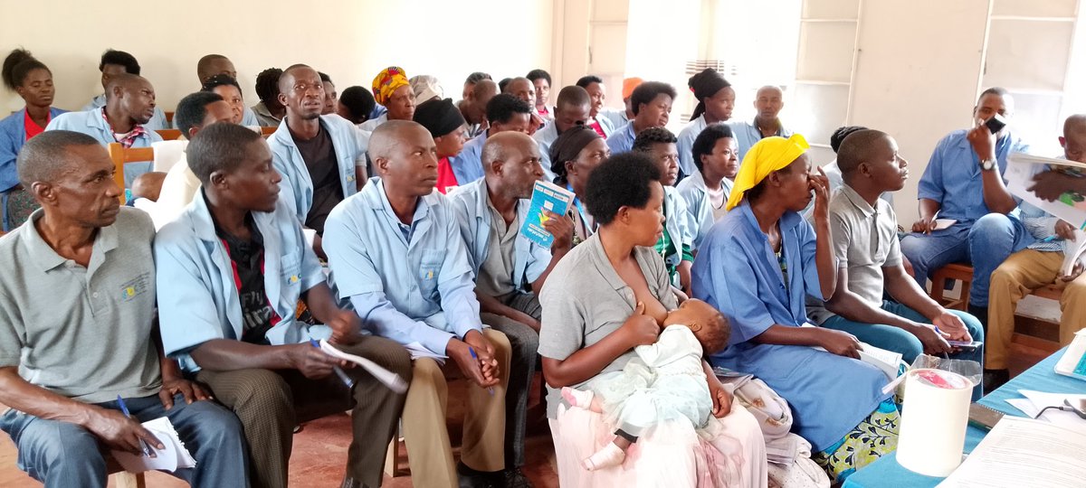 FSCPATIENCE's tweet photo. Mumurenge wa Mimuli Abajyanama b'ubuzima bakomeje amahugurwa
aho ubusanzwe mumudugu, hakoragamo Abajyanama b'ubuzima bane, buriwese afite inshinganoze, zimurebahagarariye, ariko Nyuma yoguhugurwa ayamahugurwa yagenewe Umujyanama buriwese azaba afite ubushobozi bungana nubw'undi https://t.co/zFV7gedRST