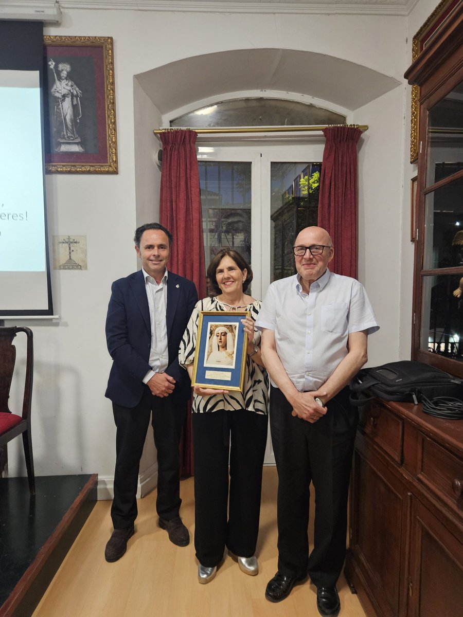 HdadBaratillo's tweet photo. 🔵 A C T U A L I D A D

Ayer, tras la Misa de Hermandad, tuvo lugar en nuestra Casa de Hermandad, una nueva sesión de formación organizada por el @COFSS_Sevilla

Al finalizar la exposición, Dª. Estrella Linares recibió un recuerdo en agradecimiento a su ponencia.

#AzulBaratillo https://t.co/3Rtr6joI3n