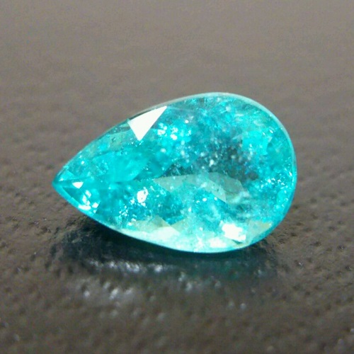 Sphalerite_8's tweet photo. 20年ほど前に購入したパライバトルマリン0.5ct
インクル多めのグリーン寄りですが青が強く写っています https://t.co/quxWMQPeHV