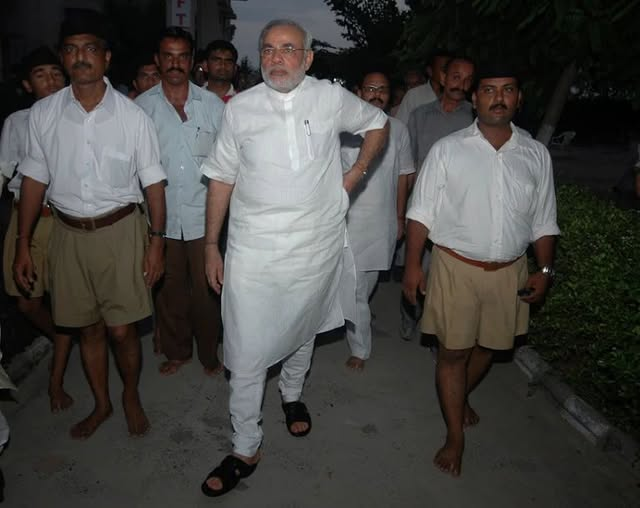 thecaravanhindi's tweet photo. आर्काइव | मेरे गुजरात छोड़ने के थोड़ा पहले एक आरएसएस नेता ने अपनी भावनाओं को कड़वाहट भरी आह में व्यक्त किया, “ मोदी शिवलिंग पर विराजमान बिच्छू है. न उसको हाथ से उतार सकते हैं, न ही उसे जूते से मार सकते हैं.”
झड़ापिया ने मुझसे कहा, “मैं यह नहीं कह रहा कि मोदी ने पांड्या की हत्या कराई. लेकिन यह भी सच है कि बीजेपी के भीतर अगर कोई मोदी के खिलाफ मुंह खोलता है तो वह राजनीतिक या शारीरिक ��ूप से खत्म हो जाता है.”
पढ़ें विनोद के जोस का पूरा लेख: https://t.co/OZoFQEPPnr
#modi #gujarat #RSS100Years