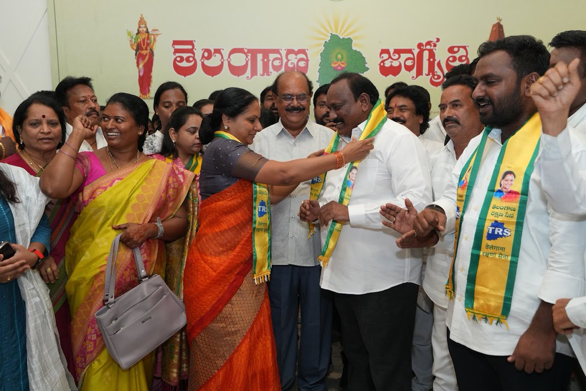 OfficeOfKavitha's tweet photo. మాజీ మంత్రి బోడ జనార్దన్ భారీ ఎత్తున తన అనుచరులతో కలిసి తెలంగాణ రక్షణ సేన (TRS) పార్టీలో చేరారు.  

ఈ సందర్భంగా TRS అధ్యక్షురాలు శ్రీమతి కల్వకుంట్ల కవిత గారు వారికి పార్టీ కండువా కప్పి పార్టీలోకి ఆహ్వానించారు.

#TRS https://t.co/xcsaovWyI3