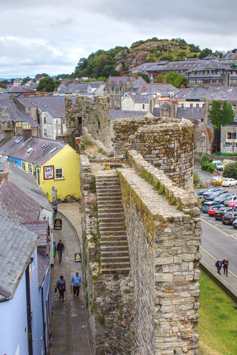 woodiechef's tweet photo. #AWayUp going from nowhere to nowhere. 
(Caernarfon town walls). 
 #PMJWeeklyChallenge https://t.co/dNmHaUjS6P