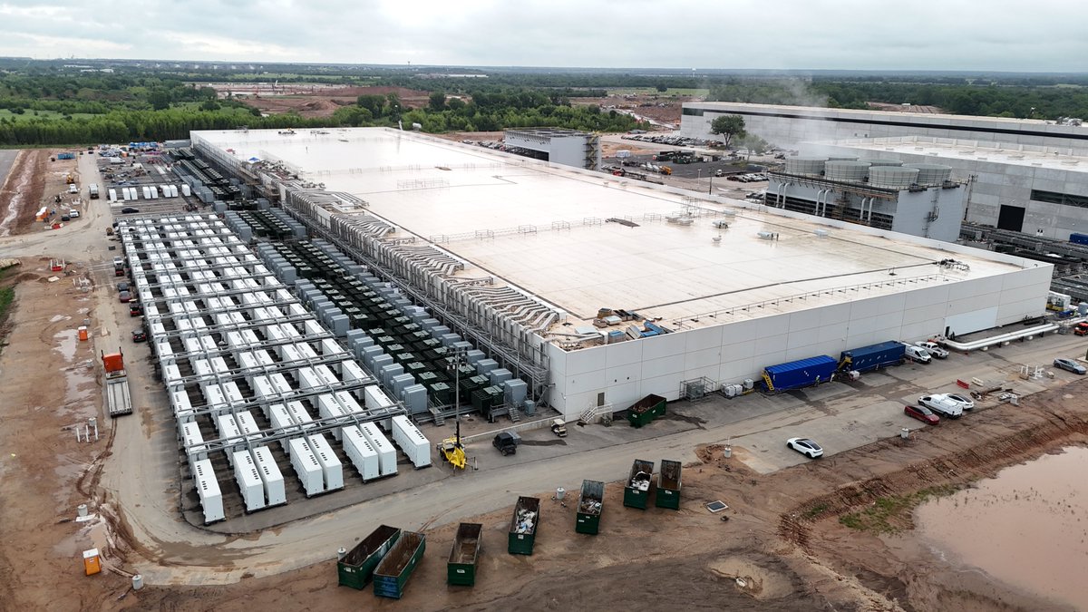 JoeTegtmeyer's tweet photo. Cortex 2 at Giga Texas is getting more Megapacks delivered and being installed along the W side of the facility. 18 more packaged Megapacks have just been delivered to the site, with 8 of these placed on their permanent beam and pier supports.

The initial ~130 were installed a couple of months ago as phase 1 of this installation and now with all transformers placed on platforms, it looks like the next step is to accept delivery of more electronic cabinets and Megapacks plus cable trays over the parapet wall to finish out Phase 2 adn what will eventually be a ~250 - 260 BESS system to support this AI Datacenter. 

Giga Texas itself will have close to 400 Megapacks installed in three different locations once the Cortex 2 site is completed.
