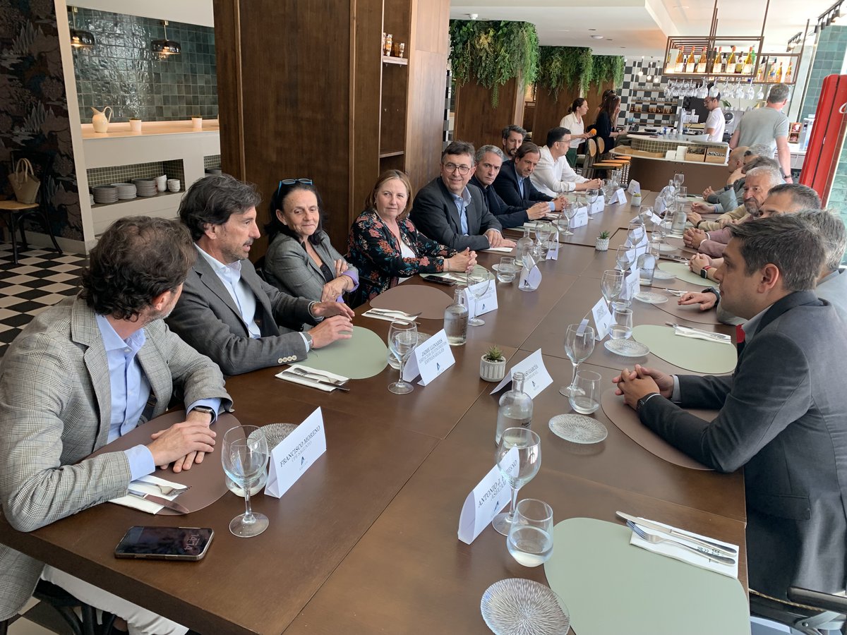 ASECAM1's tweet photo. El presidente de la @CEV_CV, Vicente Lafuente, se ha reunido con representantes de ASECAM como una primera toma de contacto. Desde la entidad empresarial morvedrina se le trasladaron las inquietudes y los retos a los que se enfrentan sus empresas. Noticia: https://t.co/UwzsISz9mh https://t.co/6VIcYpzwFP