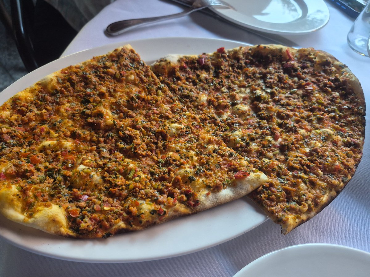EAO72's tweet photo. Terminalde Onur Kebap çok tavsiye ediliyordu.
Fiyatların aşırı pahalı olmasına rağmen denemek istediğim bir mekandı ve hayal kırıklığı oldu.
Hayatımda yediğim en ince Kazbaşını ve ortalama bir Alinazik'e 4000TL ödedim.
Birde son dönemde Antep lahmacunda sarımsak olmuyor! https://t.co/GUCCcF1vlt