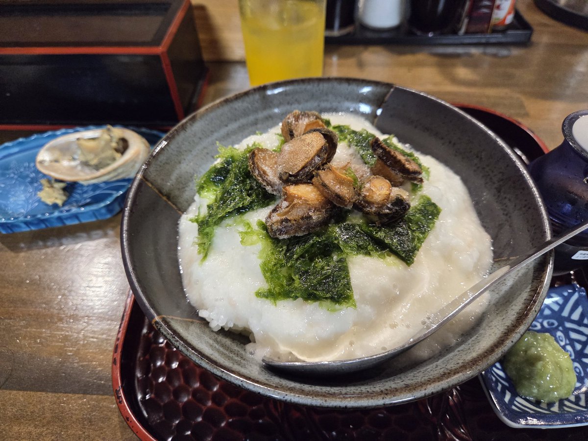 cybercyclist's tweet photo. 夕食は宿の人に聞いたさぶちゃん(居酒屋)へ。パッションジュース、あなご(貝)味噌漬け、みなとろ丼(貝の醤油漬けが乗ったとろろ丼)、磯椀(海老と貝と海苔?の茶碗蒸し)。それぞれ地物が入ってる。 https://t.co/x3pVOJvtCd