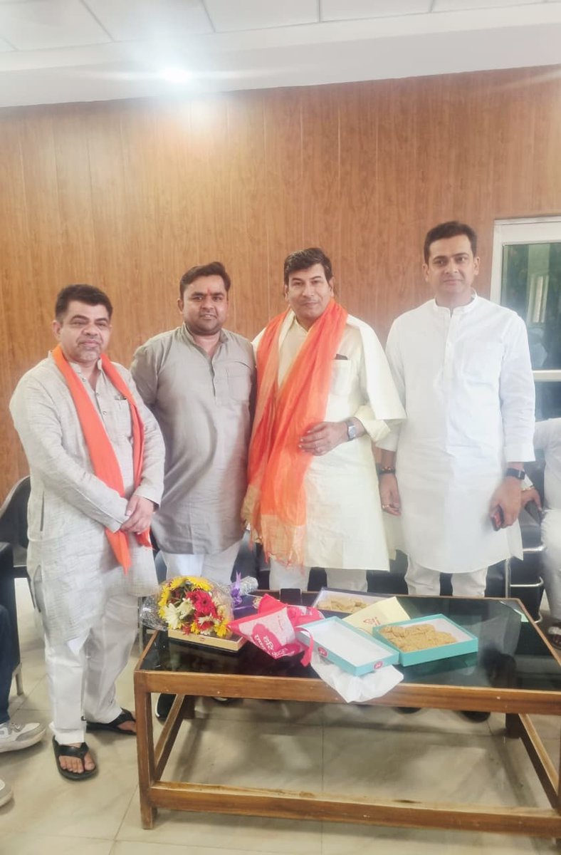 msnagar78's tweet photo. शिक्षकों की बुलंद आवाज एवं लोकप्रिय जनप्रतिनिधि माननीय श्री श्रीचंद शर्मा जी, सदस्य विधान परिषद (MLC) शिक्षक, मेरठ-सहारनपुर खंड के कार्यालय पहुंचकर उन्हें जन्मदिन की हार्दिक शुभकामनाएं एवं अनंत बधाई प्रेषित की।
@BJP4UP
#ShriChandSharma  #MeerutGhaziabad #BirthdayWishes https://t.co/sQvsZP1RZB