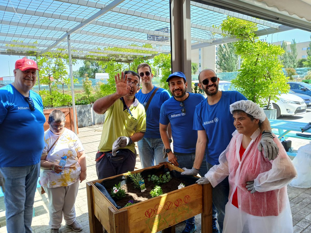 FDIfundacion's tweet photo. 🌱 En la Fundación FDI seguimos sembrando inclusión y sostenibilidad 🩵 

Hoy hemos compartido una jornada muy especial en Fundación Amas, creando huertos en altura junto a @Allianz.

Una iniciativa que acerca la naturaleza y fomenta el trabajo en equipo 🌿 https://t.co/bpMFEjNPgf