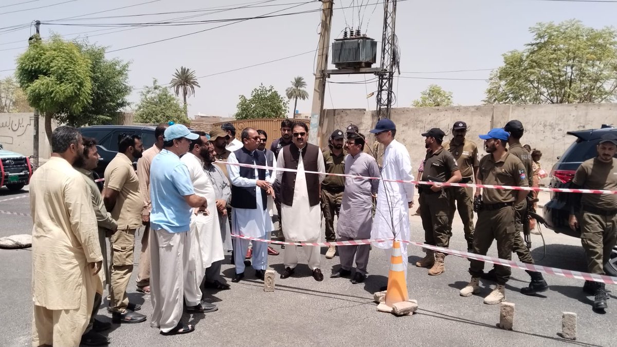 CommissionerBpr's tweet photo. کمشنر بہاولپور ڈویژن عرفان علی کاٹھیا نے ایئرپورٹ روڈ اسلامی کالونی کے مقام پر اچانک سیوریج سسٹم کے کراؤن فیلیر کا دورہ۔ اسلامی کالونی روڈ پر سیوریج اور سڑک کی تعمیر کا کام جلد مکمل کیا جائے گا۔ بہاولپور کے لیے بہت جلد میگا سیوریج شروع ہو رہا ہے۔ https://t.co/v519ghc5fC
