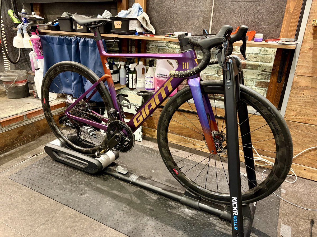 05Nanamo's tweet photo. にっしーさんにフィッティングしてもらった！
新しく自転車を変えるたびにポジション迷子になるんだけど今回も救っていただいた。またライドが楽しくなりそうだ😊 https://t.co/PgDynOwaHA