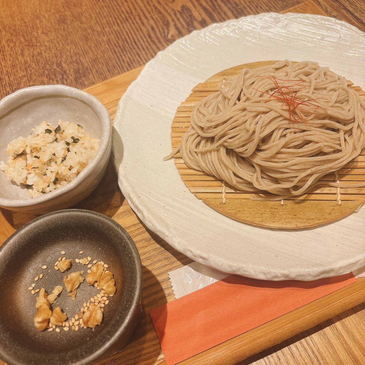 OL_meshi's tweet photo. 【汐留】香灯庵 
カレッタ汐留店店のお蕎麦屋さん🥢
くるみ胡麻たれそば！
長野に行くとよく見かけるこちら（ちょっと高い）ランチで900円くらいでした😳🩷嬉しいお値段
くるみと胡麻を蕎麦に絡めて美味しくないはずがない！暑い日も食欲をそそる、クセになる味です🫶無料でかやくご飯がつきます🍚 https://t.co/o2VAMkXSkj