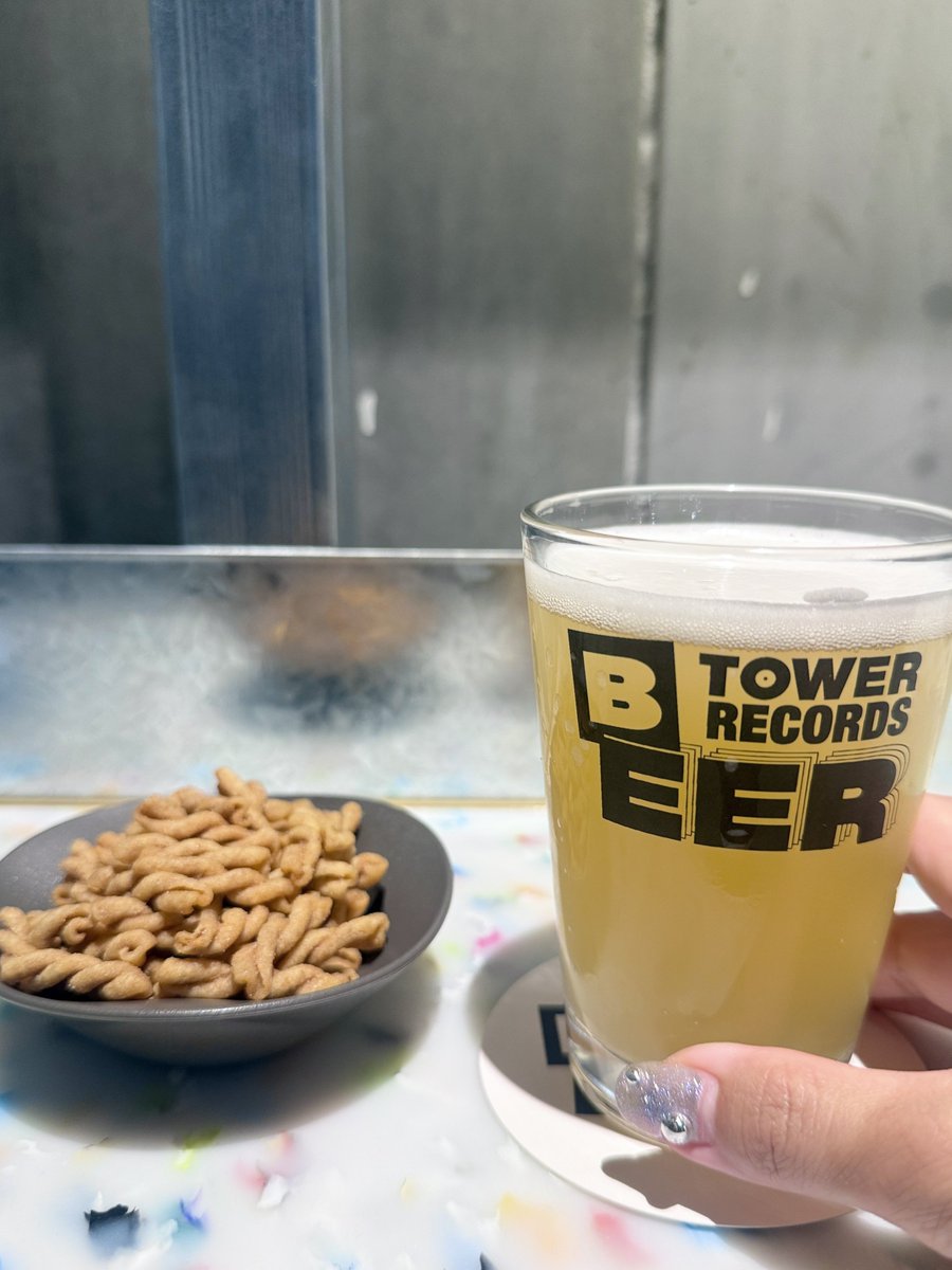 67itsu's tweet photo. まだ知らない洋楽がかなりの音量で鳴り響くフロア、立ち飲みする人の陽気な英語、掛川の柚子のビール https://t.co/YPub3UnXcL