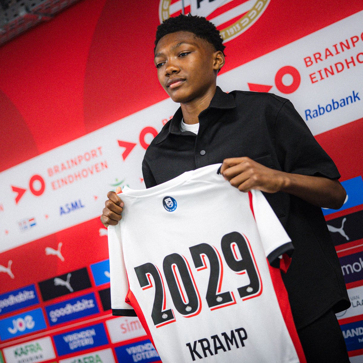 PSV's tweet photo. Michael Kramp, van Varkenoord naar De Herdgang 💡
De vijftienjarige middenvelder komt over van Feyenoord en tekent tot medio 2029. 💫

#CreatingStarsTogether https://t.co/OpM1cyj0kK