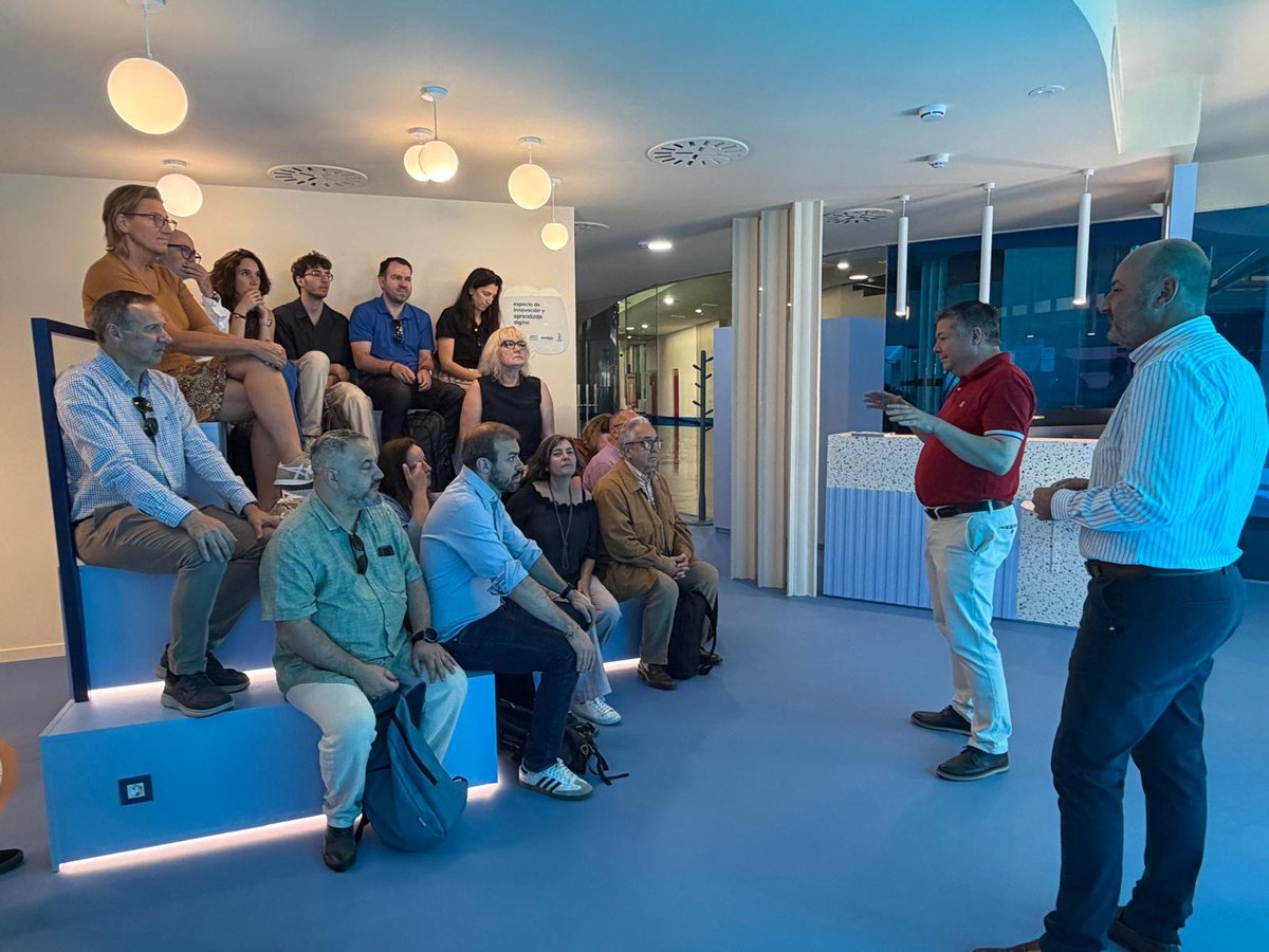 FIntegraDigital's tweet photo. 🌍💻 El Centro Nube de Murcia ha recibido esta mañana la visita de representantes del proyecto europeo DSBPGovernance, una iniciativa de Interreg Europe que trabaja para mejorar las competencias digitales dentro de las administraciones públicas.

Durante el encuentro, desde Fundación Integra Digital hemos podido mostrar cómo este espacio ayuda a acercar la tecnología a la ciudadanía, ofreciendo formación práctica, acompañamiento y recursos para desenvolverse mejor en el entorno digital. 🚀

Una visita que nos permite seguir compartiendo experiencias y reforzando la presencia de la Región de Murcia en redes europeas vinculadas a la innovación, el aprendizaje y la mejora de los servicios públicos.