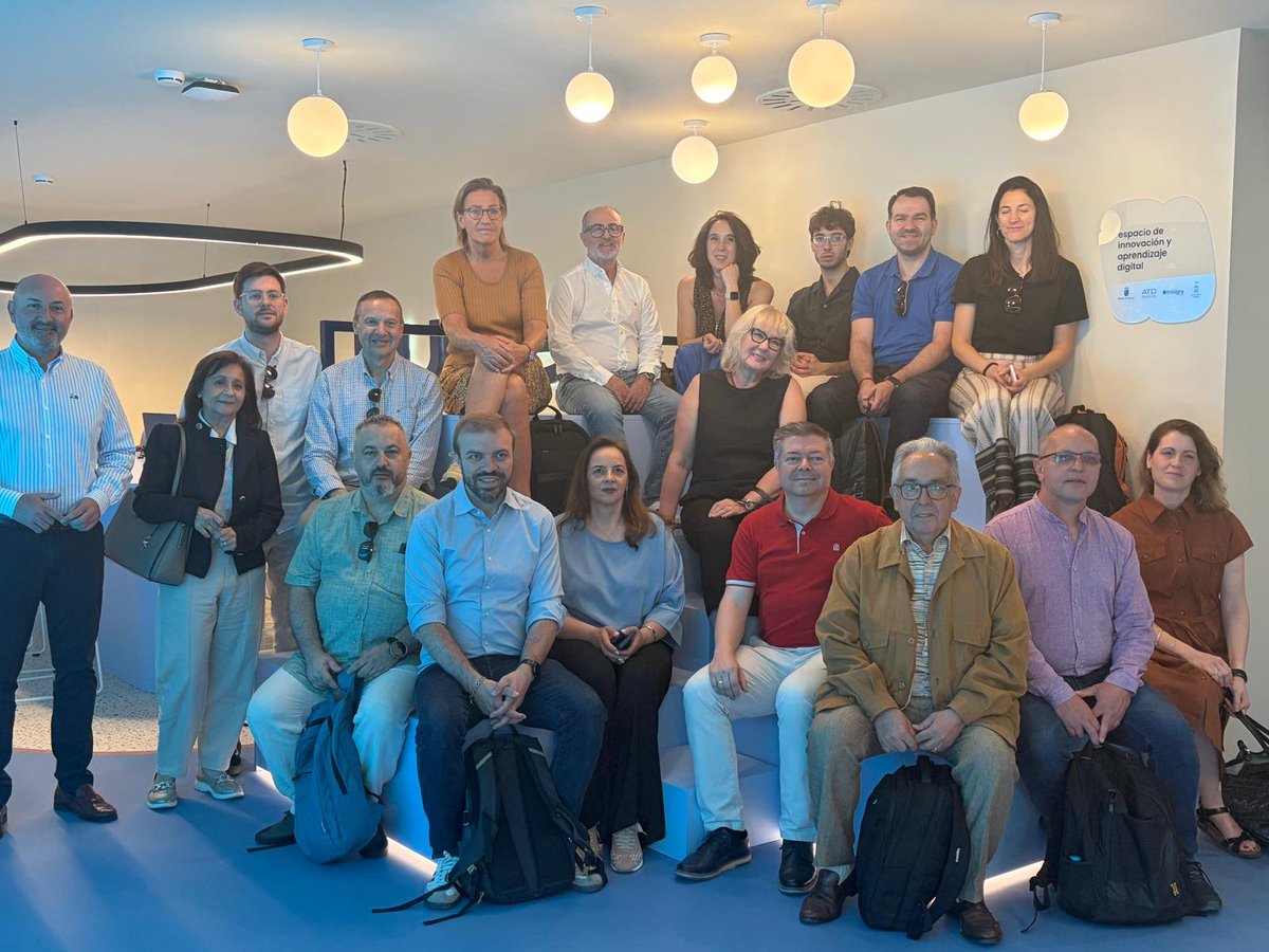 FIntegraDigital's tweet photo. 🌍💻 El Centro Nube de Murcia ha recibido esta mañana la visita de representantes del proyecto europeo DSBPGovernance, una iniciativa de Interreg Europe que trabaja para mejorar las competencias digitales dentro de las administraciones públicas.

Durante el encuentro, desde Fundación Integra Digital hemos podido mostrar cómo este espacio ayuda a acercar la tecnología a la ciudadanía, ofreciendo formación práctica, acompañamiento y recursos para desenvolverse mejor en el entorno digital. 🚀

Una visita que nos permite seguir compartiendo experiencias y reforzando la presencia de la Región de Murcia en redes europeas vinculadas a la innovación, el aprendizaje y la mejora de los servicios públicos.
