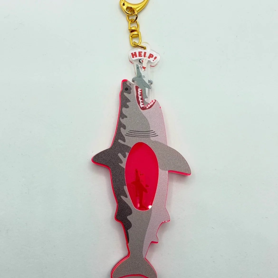 PINEMA5's tweet photo. PINEMAは映画の様連作になっているモノがあります

第ニ作
BIG MEGALODON KEYRING

太鼓の海の王者、メガロドン登場

前作で暴れ回った人喰いサメを丸呑みするくらいデカいイメージから口元にはBIG SHARKごと食べられた人が！🦈

口元のサメを押し込むと胃袋の中に人が落ちてくるギミック

#デザフェス https://t.co/FETmBAOqSu