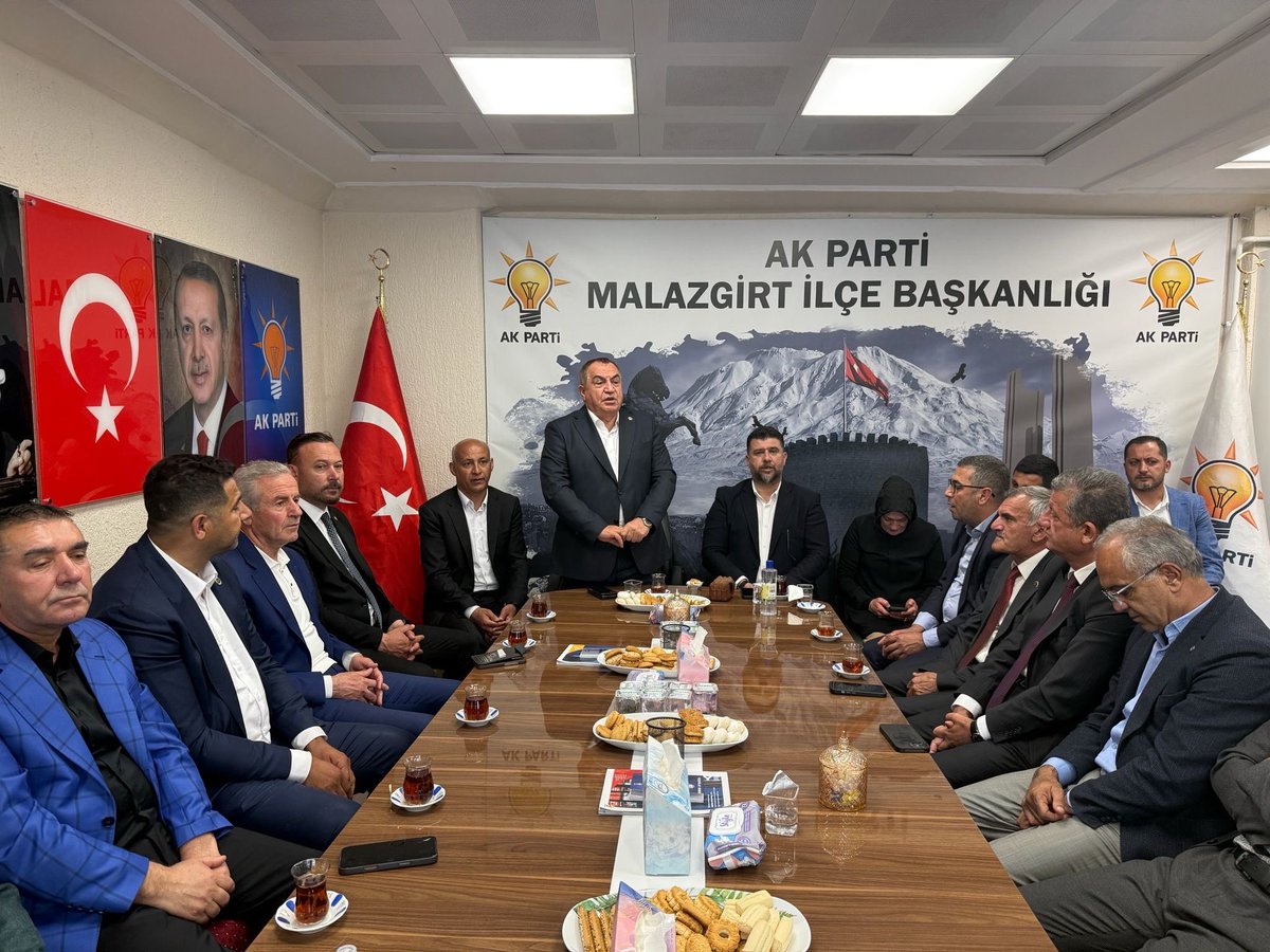 eminsimsekmus's tweet photo. Bayramın ikinci gününde bayramlaşma programımız kapsamında Malazgirt ilçemizi ziyaret ettik.

İl Başkanımız Sn @MelikEmre1 ve beraberimizdeki heyetle birlikte Malazgirt İlçe Başkanlığımızda İlçe Başkanımız Sn @cengizaltin1071 ve kıymetli yol ve dava arkadaşlarımızla bayramlaştık. Rabbim bu güzel birlikteliğimizi ve kardeşliğimizi güçlendirsin.
