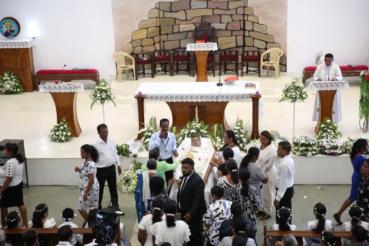 AAPGoa's tweet photo. AAP Goa Incharge &amp; Former Delhi CM @AtishiAAP paid her final respects to Fr. Bolmax Pereira during the funeral held in Quepem. May his soul rest in peace! https://t.co/X7G83pg120