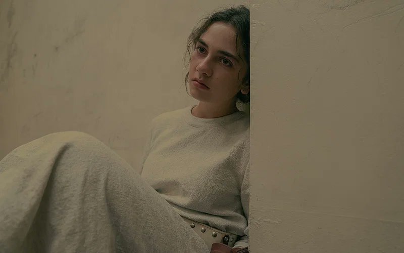 cinemaclt's tweet photo. 📺 | E aqui estou, meia noite e ainda tentando processar o último episódio da 1a temporada de 'Os Testamentos: Das Filhas de Gilead' (Tesoura de Poda).

E assim como o episódio anterior, esse último episódio é recheado de uma carga dramática absurda e vale destacar a entrega na atuação da Chase Infiniti, esse episódio exigiu bastante da atriz.

Um episódio lotado de revelações, inclusive revelações relacionadas à série original (O Conto da Aia) e muitas surpresas. Bom demais sempre que a June (Elisabeth Moss) entra em cena, e um dos pontos altos desse episódio é justamente quando ela aparece a primeira vez e confronta a Daisy e daí vem uma revelação que me fez mudar de posição no sofá (sem spoiler aqui).

O final foi simplesmente poético, ver o pequeno "exército" que a Daisy está montando caminhando na contramão das outras meninas foi de um simbolismo absurdo.

Uma pena essa série não ter tanta popularidade aqui no X. Essa 1a temporada beira a perfeição, uma pena que muita gente não chegará a aprecia-la, sou muito feliz por lá atrás eu ter dado uma chance à 'O Conto da Aia' e desde então nunca mais larguei esse universo.