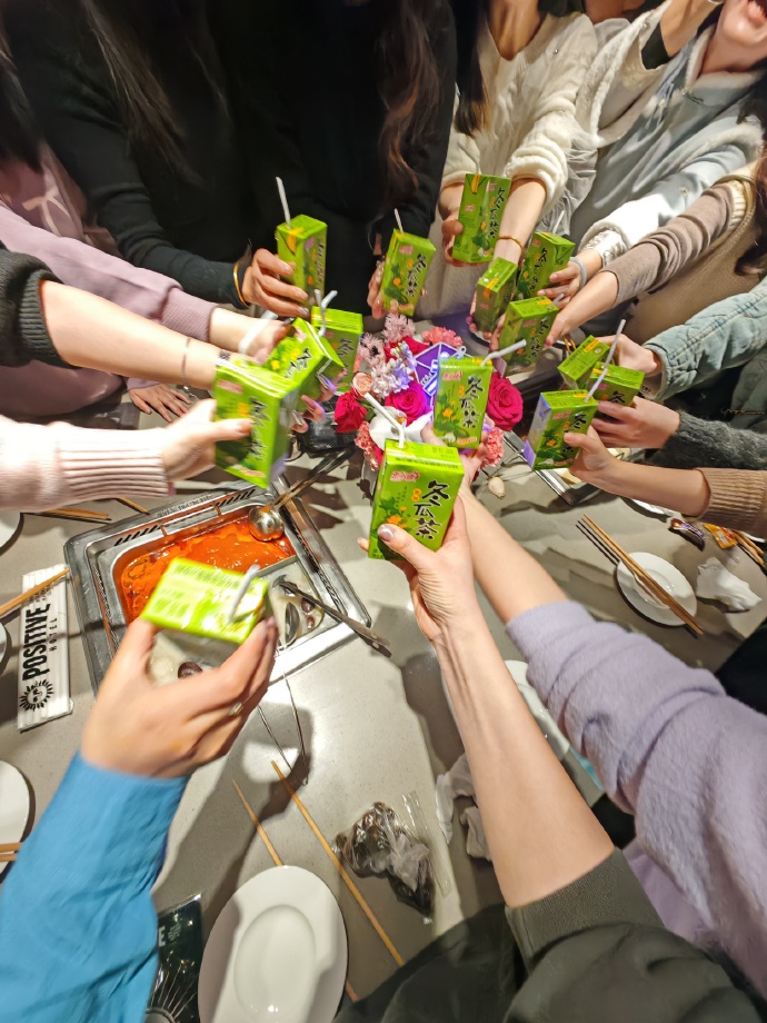 BeccaBoo2127's tweet photo. Just wrapped up a cozy after-game grind with my squad – nothing beats team wins and late-night snack runs after the matches! https://t.co/82XhEeyxgw
