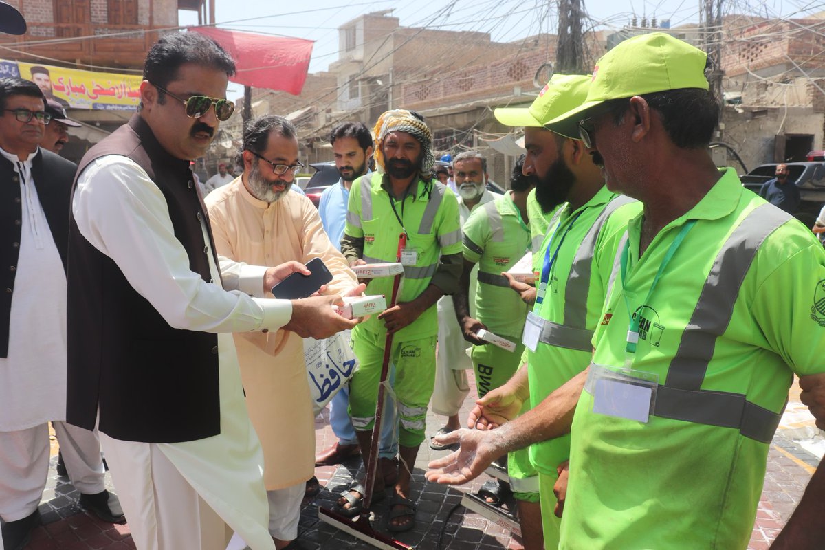 CommissionerBpr's tweet photo. کمشنر بہاولپور ڈویژن عرفان علی کاٹھیا نے عیدالاضحی کے دوسرے دن صفائی کے مثالی انتظامات پر بہاولپور ویسٹ مینجمنٹ کمپنی کے ورکرز میں مٹھائی تقسیم کی۔ مانیٹرنگ اسٹاف اور دفتری عملے کی خدمات کو سراہتے ہوئے ان میں مٹھائی تقسیم کی۔ یہ مٹھائی وزیر اعلیٰ پنجاب مریم نواز کی خصوصی ہدایات https://t.co/9C6ZxCVnTQ