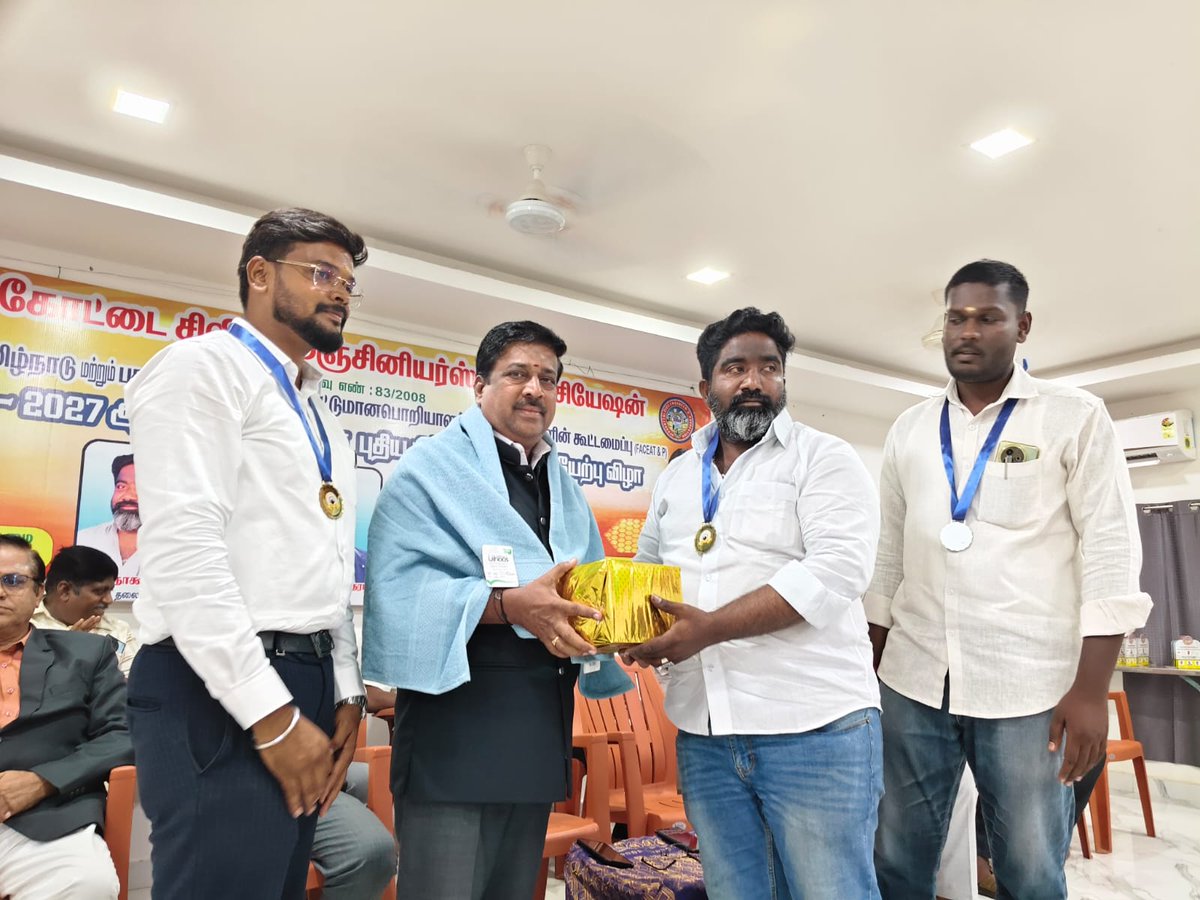 faceat_official's tweet photo. தேவகோட்டை சிவில் இஞ்சினியர்ஸ் அசோசியேஷன் (மண்டலம் 9) புதிய நிர்வாகிகள் பணியேற்பு விழா மிகுந்த உற்சாகத்துடன் நடைபெற்றது

சங்கம் மேலும் பல சாதனைகள் படைத்து, கட்டுமானத் துறையின் வளர்ச்சிக்கும் பொறியாளர்களின் நலனுக்கும் புதிய பாதைகளை உருவாக்க வாழ்த்துக்கள்

#Devakottai #FACEATP https://t.co/TUfathhF3u