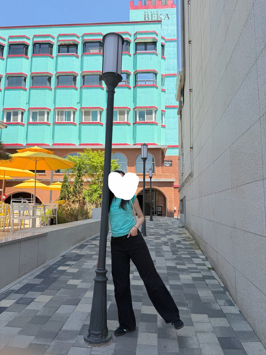 mintsxuiee's tweet photo. 슬리브리스와 반팔 그 사이 기장감의 옷이 요즘 넘 마음에 드는 중.. 사실 걍 나시 같기도 흠냐🥴 https://t.co/iKxWOo8thW