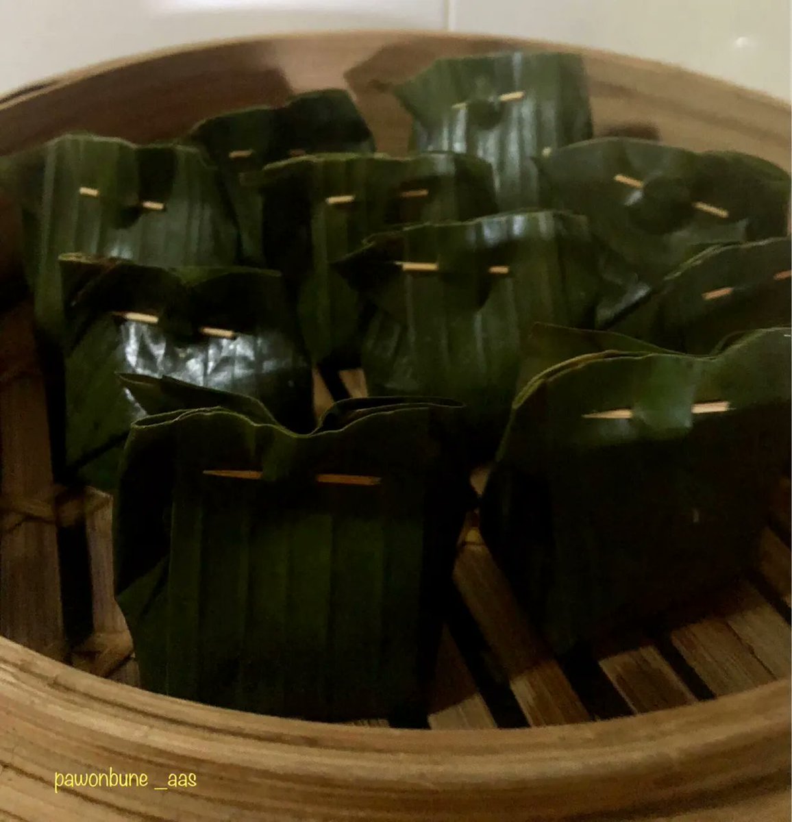 pergijauhkealam's tweet photo. Kenalin, salah satu makanan favorit saya: BOTOK LAMTORO. Rasanya gurih, plus nagih. Cocok banget buat lauk nasi.

Dari parutan kelapa yang dicampur bumbu-bahan lain, termasuk biji-biji muda dari wit lamtoro, atau mlanding. Dibungkus daun pisang, lalu dikukus.

Rasanya josss! 🤤😋 https://t.co/nC4cv1I3AF