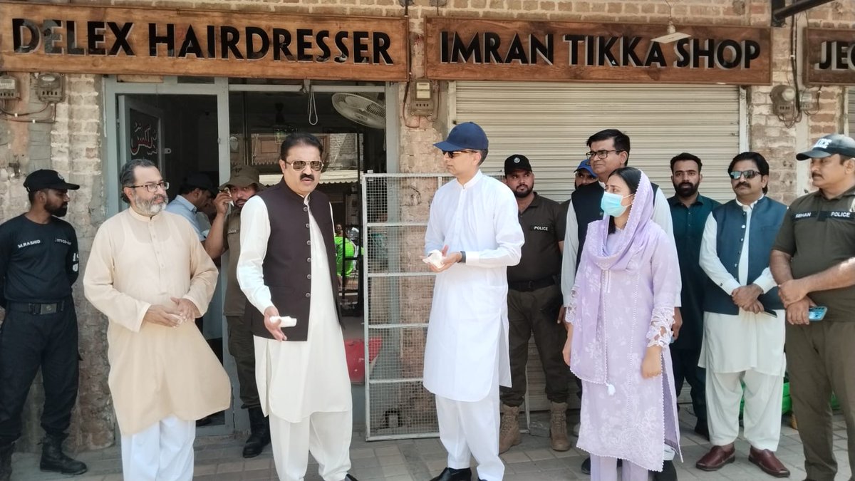 CommissionerBpr's tweet photo. ماحول فراہم کرنا انتظامیہ کی اولین ترجیح ہے ۔ سٹریٹ لائٹس، ٹف ٹائل کی تنصیب، فٹ پاتھوں کی بحالی اور صفائی کے نظام کو مزید مؤثر بنانے کی ہدایت جاری۔ فرید گیٹ کو شہریوں اور سیاحوں کے لیے مزید پرکشش بنانے کے لیے ترقیاتی سرگرمیاں مزید تیز کرنے کی ہدایت https://t.co/ALWcaZhUV6