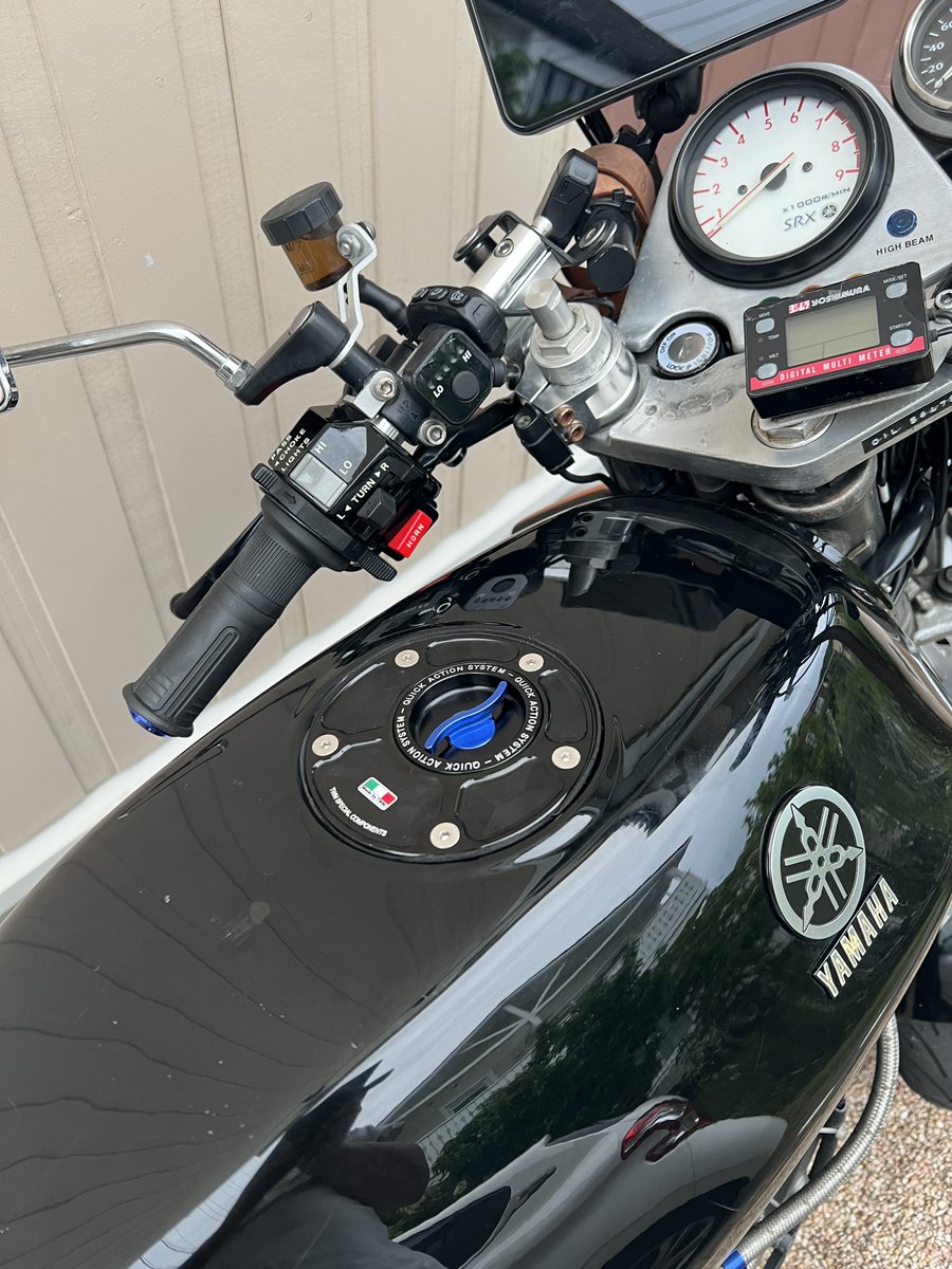 super_single's tweet photo. 無事取り付け完了。
エア抜きの穴には細いホースが付いていて、水抜き？ドレン？の穴に差し込むようになっていた。
ちなみに、穴は2つあって、一つはドレンホースに繋がっているのは間違いないんだけど、もう一つはなんだっけなぁ。両方ともつながってるんだっけなぁ。 https://t.co/u3KiSZQPY2