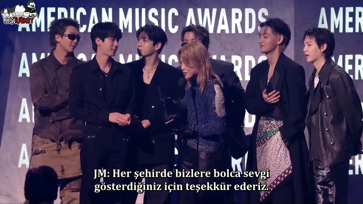 BTSTurkey's tweet photo. [ÇEVİRİ] [26.05.2026] BTS Accepts the Award for Artist of the Year [52nd American Music Awards]

Çeviri&amp;Zamanlama: noli
Kontrol: kıley

👉 https://t.co/Nlo3seC1Gv

Keyifli seyirler~ https://t.co/aFtU4nVh3U