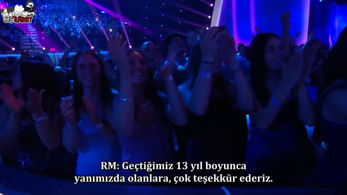 BTSTurkey's tweet photo. [ÇEVİRİ] [26.05.2026] BTS Accepts the Award for Artist of the Year [52nd American Music Awards]

Çeviri&amp;Zamanlama: noli
Kontrol: kıley

👉 https://t.co/Nlo3seC1Gv

Keyifli seyirler~ https://t.co/aFtU4nVh3U