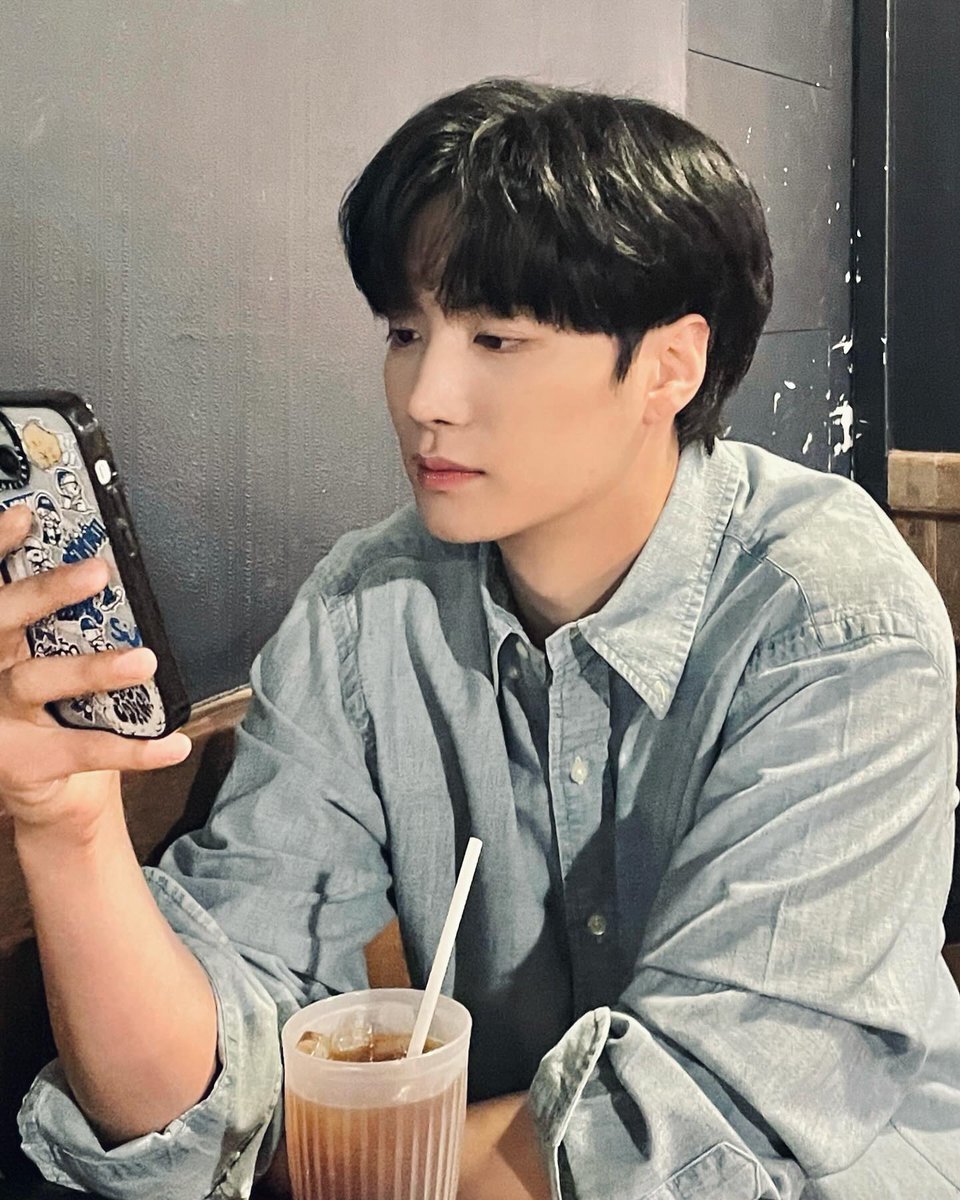 holic_nb's tweet photo. 너 민혅이랑 만나? 오빠, 민혅 오빠랑 만나요? 라는 연락은 X에게 쏟아낸 제 말 때문이었다고 쳐도 

"민혅이가 선전포고했다는 건 무슨 말인데?"

싶었으니까. https://t.co/43gLZR39MM