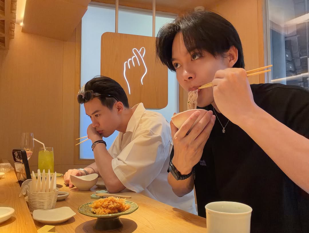 cAlex_BillyBabe's tweet photo. I love the loving relationship between the two brothers, Billy and Frankie.😇 🫰
Bon appétit, boys 😋 🍤🍗🍝
IG : franky_weerapat
💬🫰 #handroll #kokorohandrollbar
#Bbil1ypn #Star1ight
#franky_weerapat
🔗https://t.co/1lPwtFBmyn https://t.co/rVE0K8nCRu