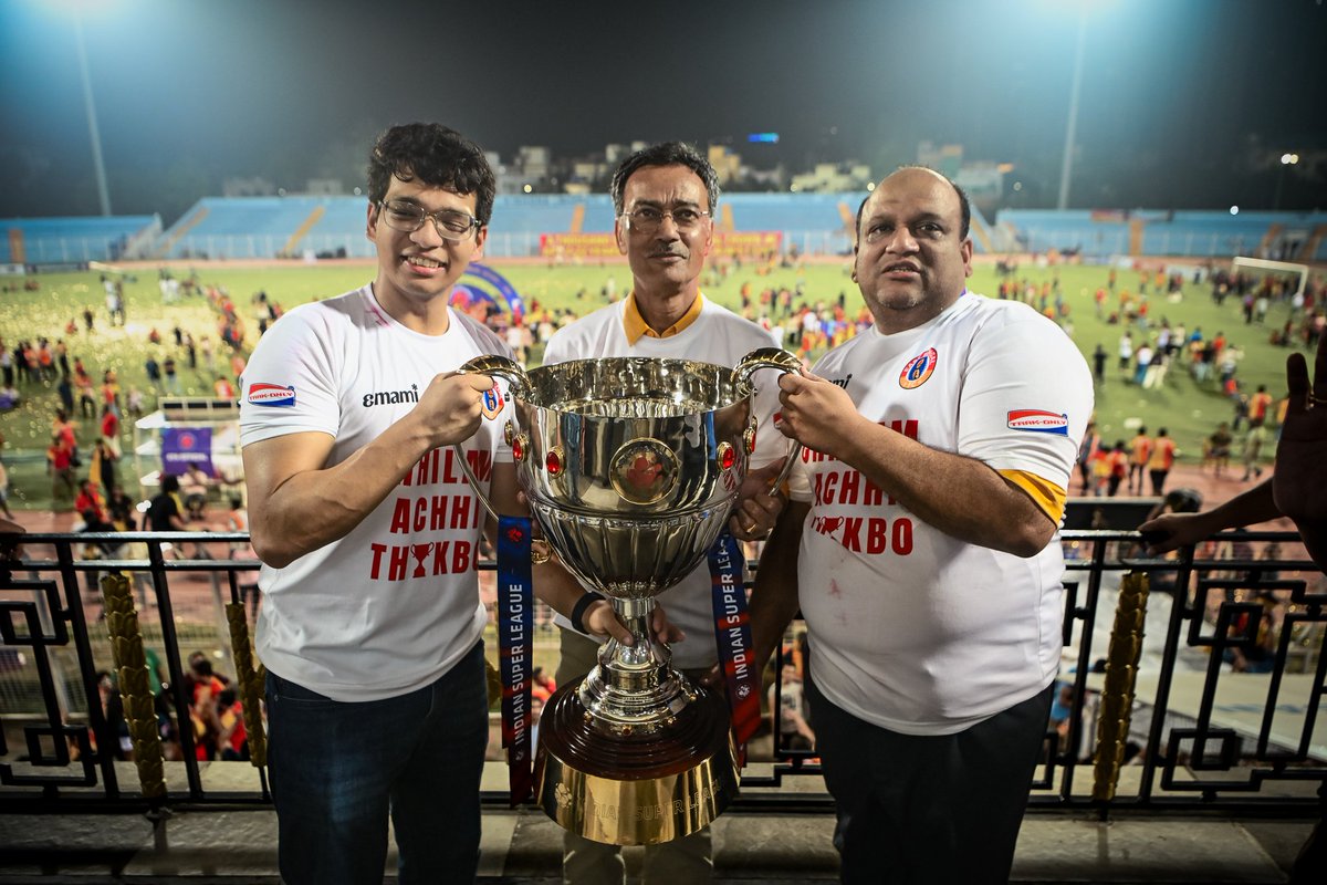 eastbengal_fc's tweet photo. ONE TEAM. ONE DREAM 🏆

THE EMAMI EAST BENGAL FAMILY ❤️💛

#JoyEastBengal #ISLChampions #IWLChampions https://t.co/96nLkfw8pT
