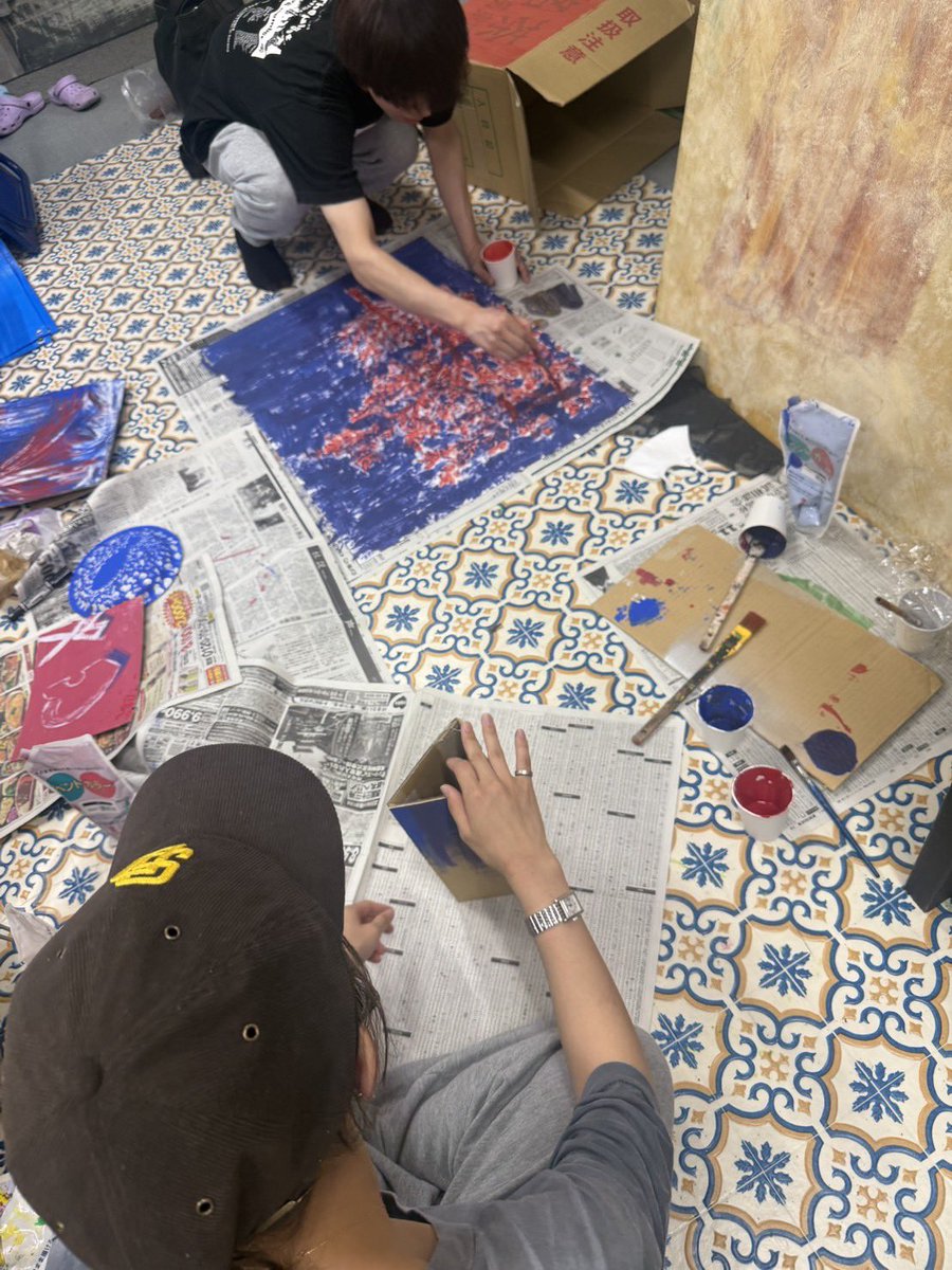 1darer_factory's tweet photo. アトリエレポート🎨

今週末の本番に向けて、
舞台装置制作もいよいよ大詰め！

正解のない場所で、
手を動かしながら探していく。

今日の稽古場は、絵の具だらけ。

ひとつひとつ、
試しながら、
舞台の世界を立ち上げています。

本番まであと少し！

https://t.co/cebcXdm5nK

#ケセランパサラン https://t.co/BzlVygEkfd