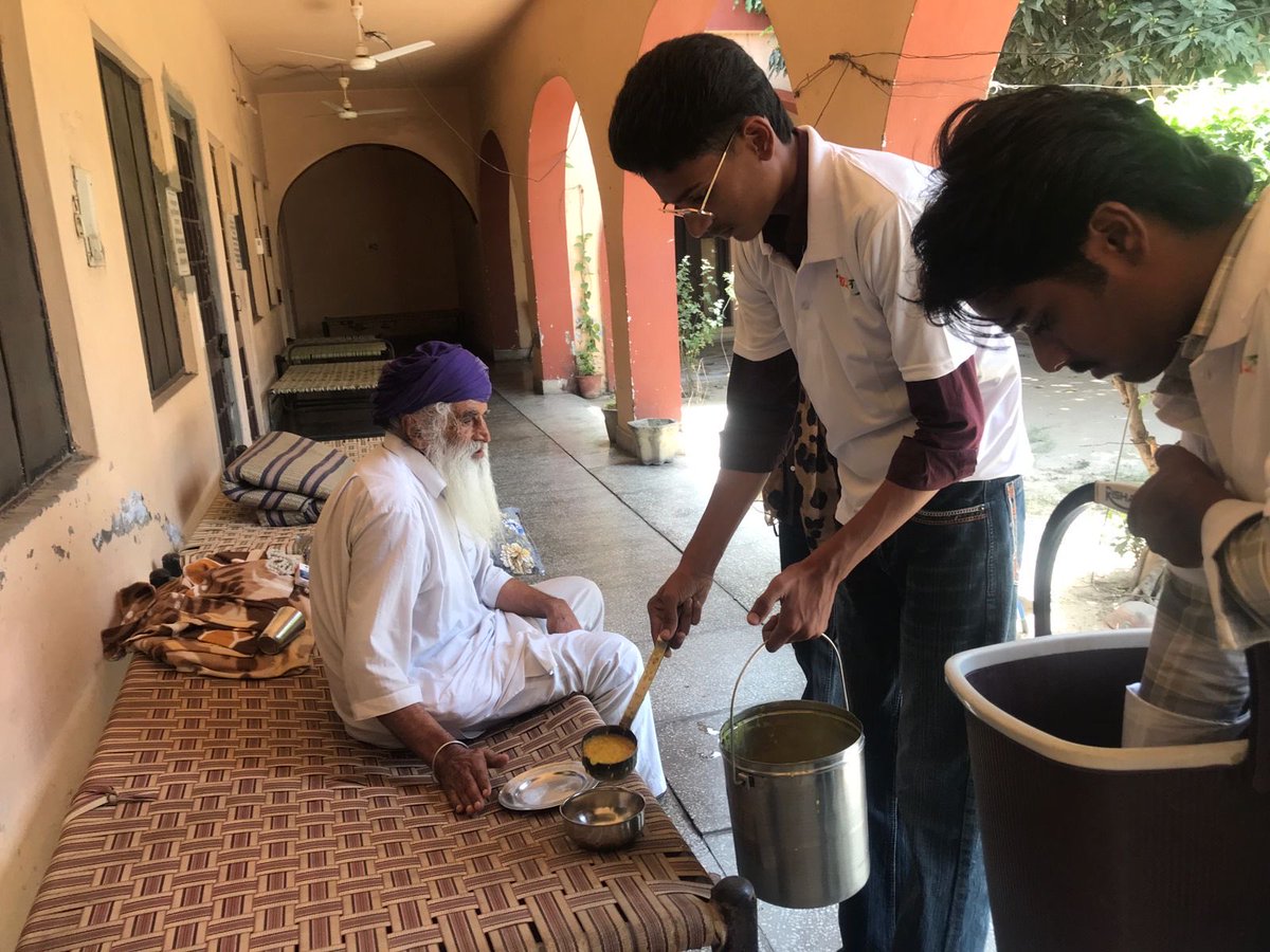 YuvaTarn's tweet photo. माई भारत, तरनतारन के स्वयंसेवकों ने वृद्धाश्रम, तरनतारन में अनुभवात्मक शिक्षण कार्यक्रम में सक्रिय भागीदारी की,कार्यक्रम के दौरान स्वयंसेवकों ने वृद्धजनों के साथ समय बिताया, उनकी जीवन यात्राओं को सुना।
@MYBharatHQ @mansukhmandviya @YASMinistry @mybharatPbChd https://t.co/V7hZIkrlWj