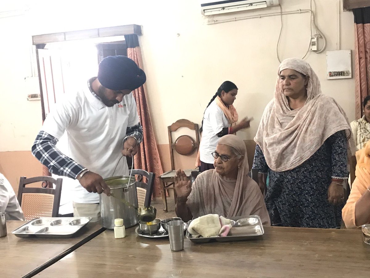 YuvaTarn's tweet photo. माई भारत, तरनतारन के स्वयंसेवकों ने वृद्धाश्रम, तरनतारन में अनुभवात्मक शिक्षण कार्यक्रम में सक्रिय भागीदारी की,कार्यक्रम के दौरान स्वयंसेवकों ने वृद्धजनों के साथ समय बिताया, उनकी जीवन यात्राओं को सुना।
@MYBharatHQ @mansukhmandviya @YASMinistry @mybharatPbChd https://t.co/V7hZIkrlWj