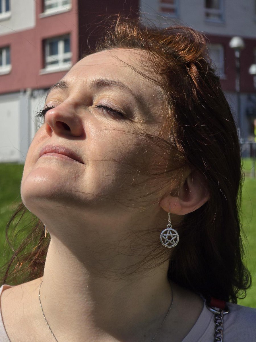 RosemountGLA's tweet photo. Our photography group had such a lovely time making the most of the beautiful weather ☀️📸 catching sunbeams, taking portraits, chatting, learning new skills and enjoying each other’s company 😊  Well done to the group for some brilliant portraits and great teamwork 💛 https://t.co/Mh6QYKhR0z