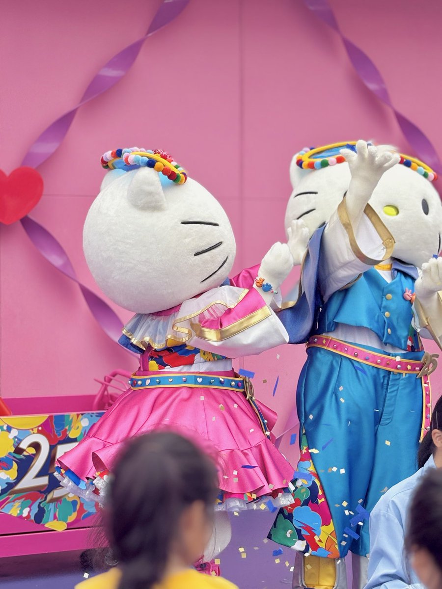 コンフェばら撒く時、ダニエルくんの頭にキティちゃんの手が当たっ