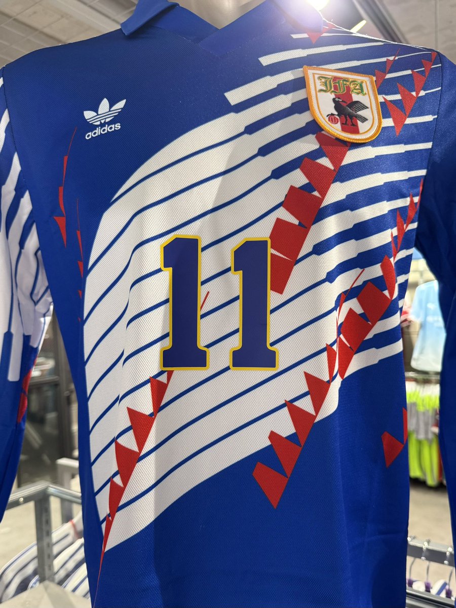 fstuliphat's tweet photo. 🦆さんでも👕完全再現とまではいかないようです…
#日本代表 #ドーハ #復刻 #daihyo #adidas https://t.co/dxVQ0oStMR