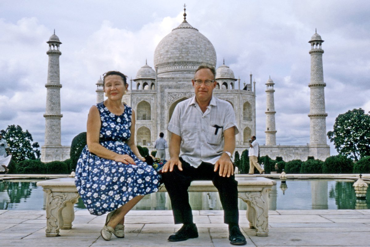efemarq's tweet photo. I finalment aquest és el Dr. C.E. Hablutzel, autor de les fotos, i la seva dona. Sembla que morí el 1970 poc després de visitar quasi tot el planeta i fer més de 4.100 fotos que mostren com era aquest món (en color) el 1960-65. Un tresor.

L'àlbum: https://t.co/1SC26Qiquu

Fi. https://t.co/jQKpjGlOWh