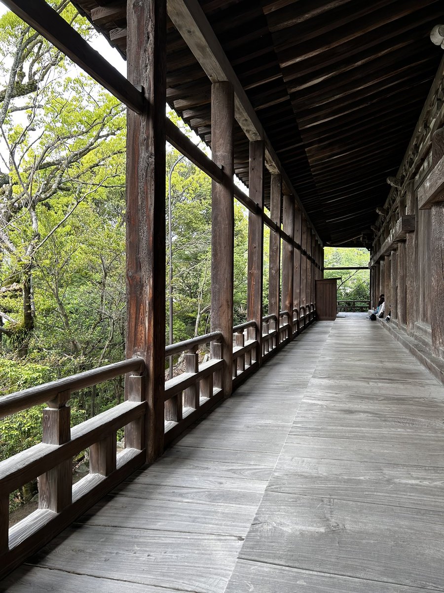 cyza18's tweet photo. 宮島の豊国神社（千畳閣）へ
畳857枚分もの広さがある大経堂は
静かで薄暗くて吹き抜ける風が心地いい

弥山登山の恐怖で引きずっていた緊張が、ここに来てやっと解けた

帰りはコーヒーアイスで回復だ
コーヒーゼリーもついてるぞ https://t.co/02wId7R1uA