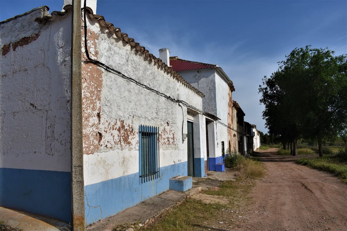 HistoriAlhambra's tweet photo. En el s. XVI contaba con 14 o 15 casas, y es denominada como Pozo de la Calera. En 1930 vivían 70 personas. Su topónimo hace referencia a la explotación de la cal. https://t.co/ih0VVvoanv