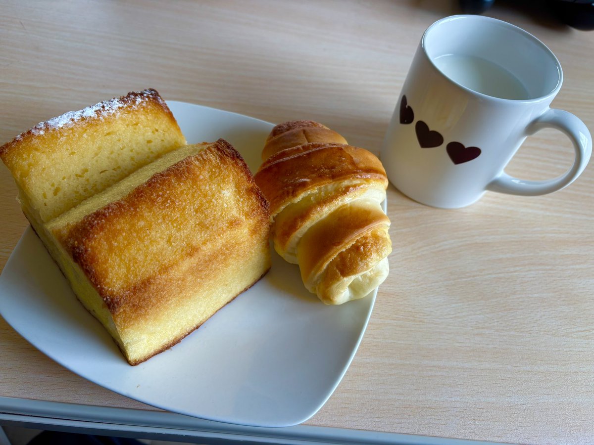 fenneloop's tweet photo. 茂木圭祐をやるために、パフォーマーcaseKの仕事を可及的速やかに終わらせないとダメだ…！！

写真は何の関係もないパンです。
ベーカリーレンガ。すき。 https://t.co/gTwYF3ojYR